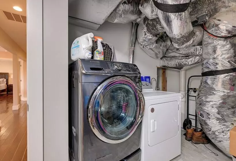 Beautiful Franklin Home W/ Bunkhouse & Hot Tub!