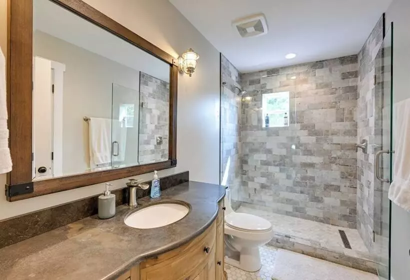 Beautiful Franklin Home W/ Bunkhouse & Hot Tub!