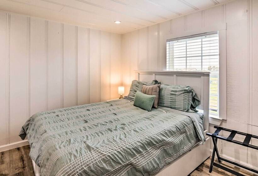 Family Friendly Freeport Home Walk To Beach!