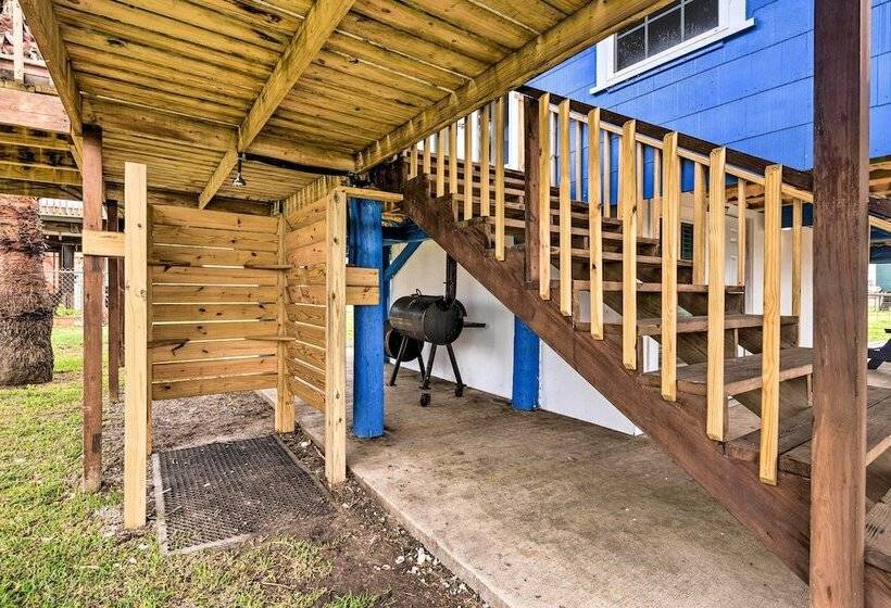 Family Friendly Freeport Home Walk To Beach!