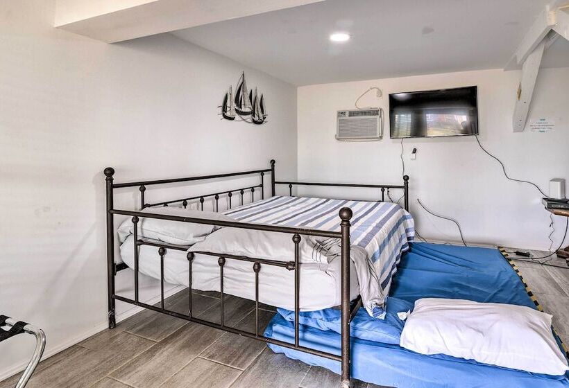 Family Friendly Freeport Home Walk To Beach!