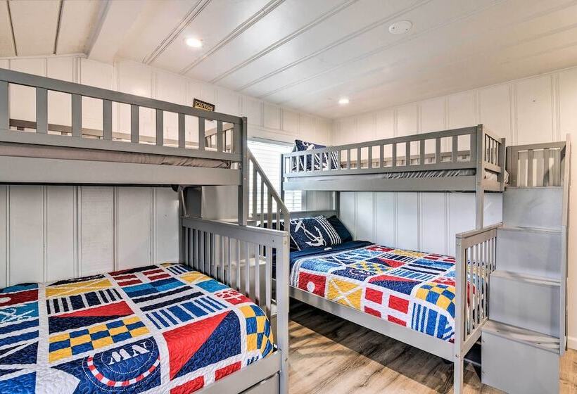 Family Friendly Freeport Home Walk To Beach!