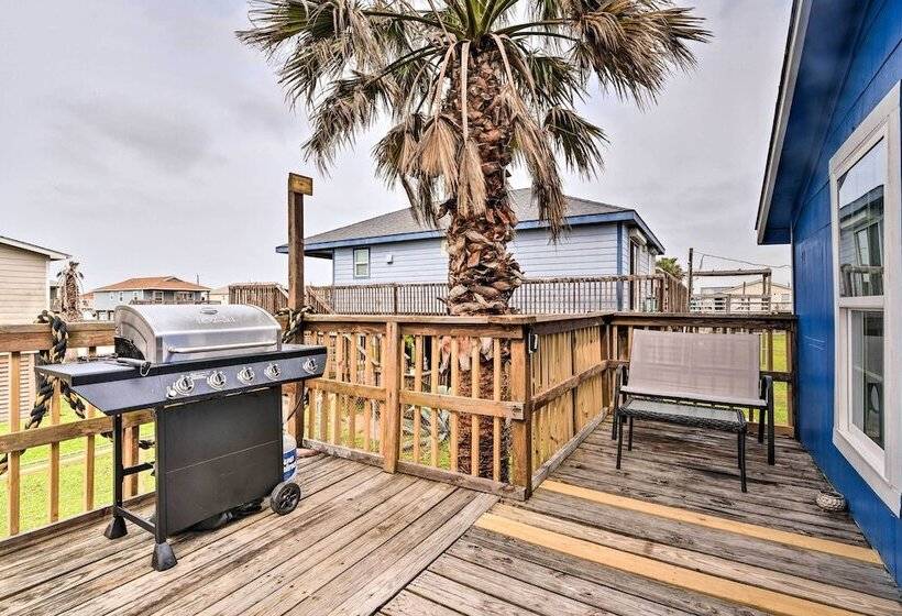 Family Friendly Freeport Home Walk To Beach!