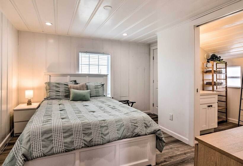 Family Friendly Freeport Home Walk To Beach!