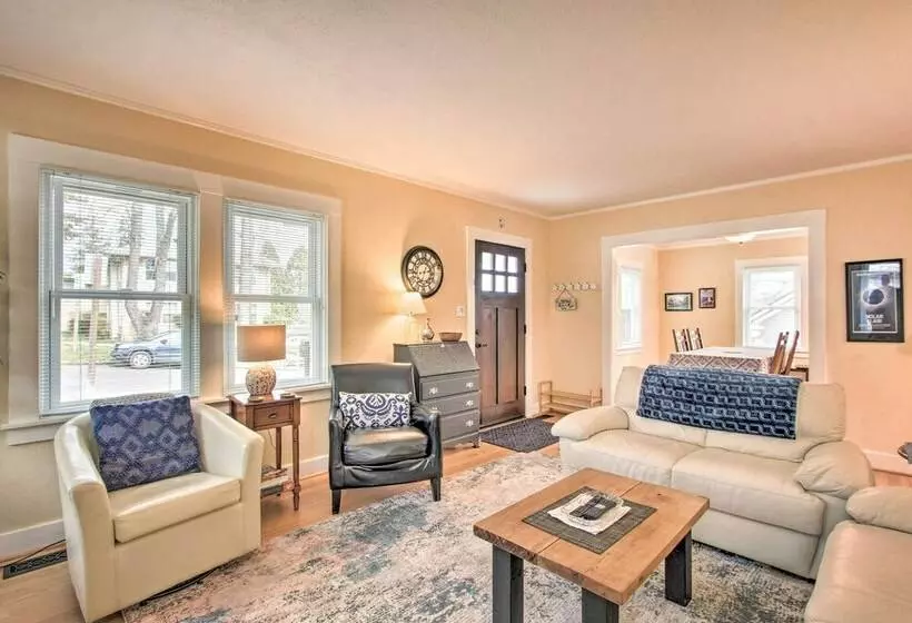 Central Eugene House W/ Updated Interior & Yard!