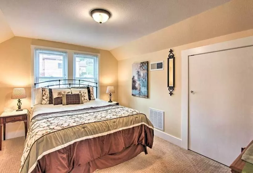 Central Eugene House W/ Updated Interior & Yard!