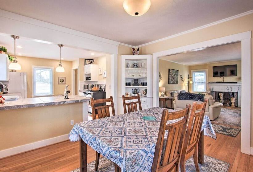 Central Eugene House W/ Updated Interior & Yard!