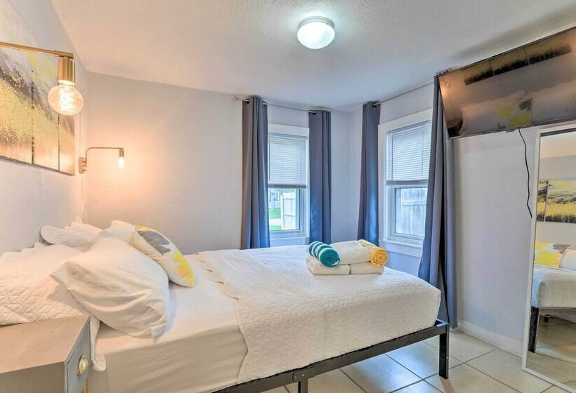 Central Sarasota Home: 8 Mi To Siesta Key!