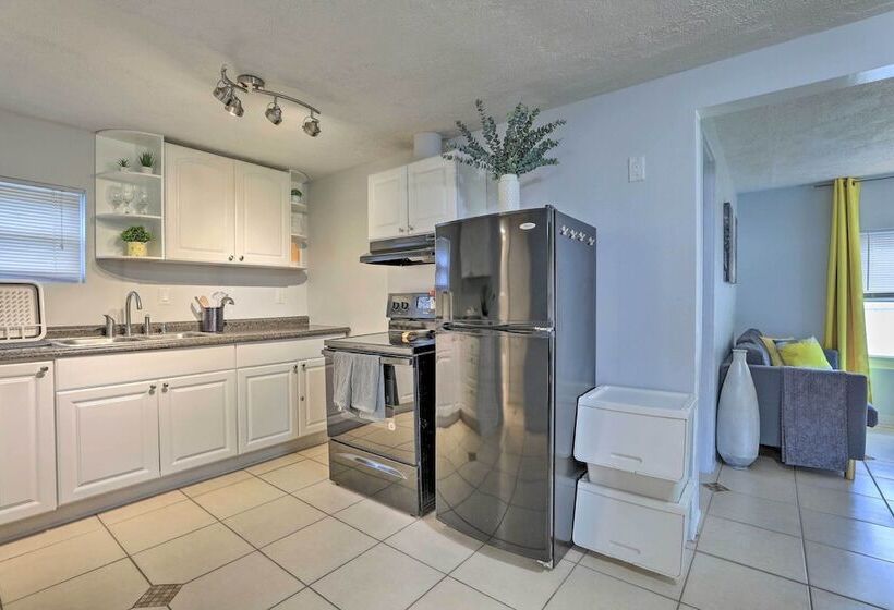 Central Sarasota Home: 8 Mi To Siesta Key!