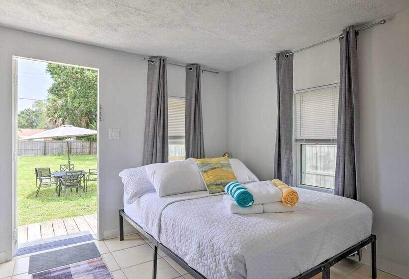 Central Sarasota Home: 8 Mi To Siesta Key!