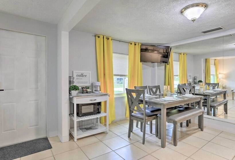 Central Sarasota Home: 8 Mi To Siesta Key!