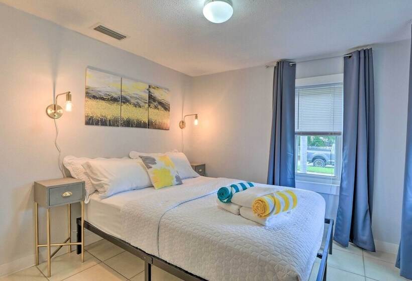 Central Sarasota Home: 8 Mi To Siesta Key!