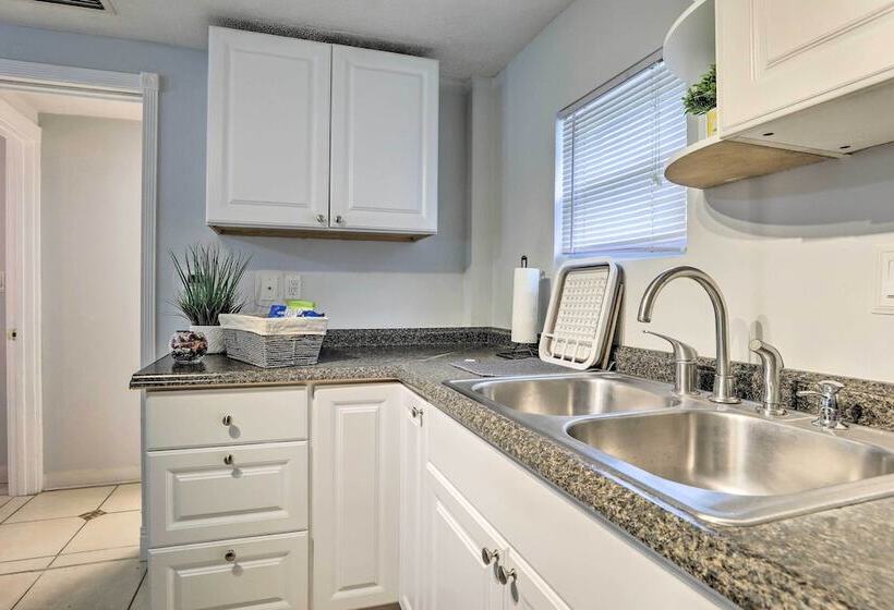 Central Sarasota Home: 8 Mi To Siesta Key!