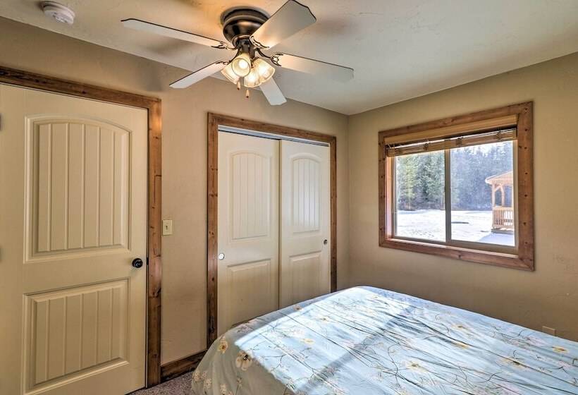 Columbia Falls Private Retreat: Pool Table & Deck!