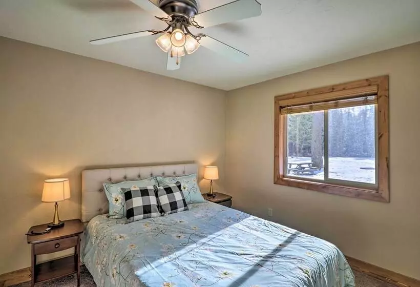 Columbia Falls Private Retreat: Pool Table & Deck!