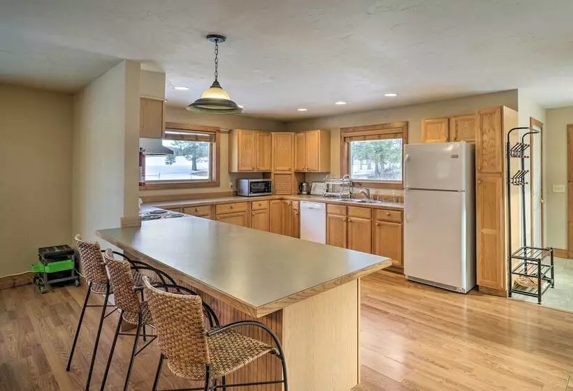 Columbia Falls Private Retreat: Pool Table & Deck!