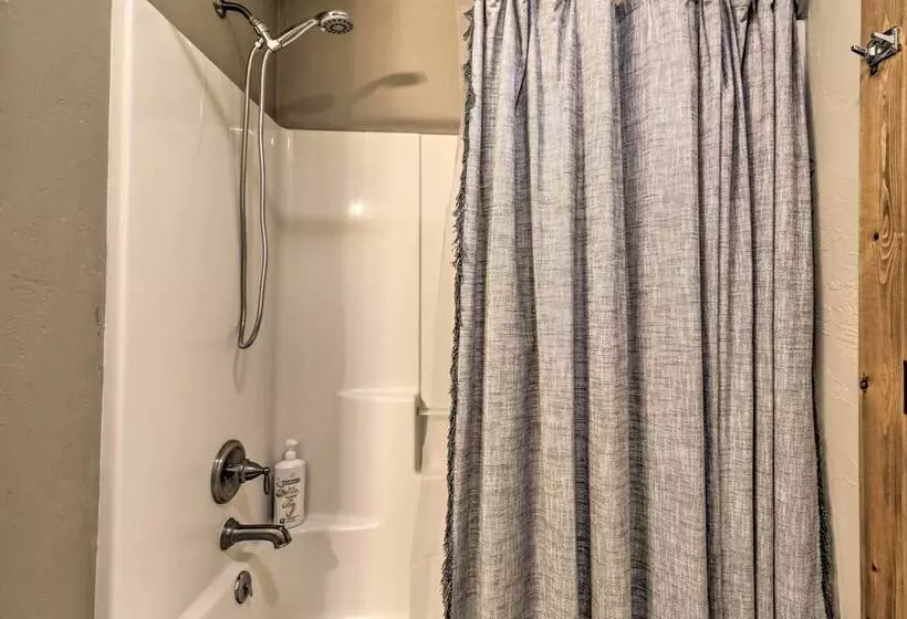 Columbia Falls Private Retreat: Pool Table & Deck!