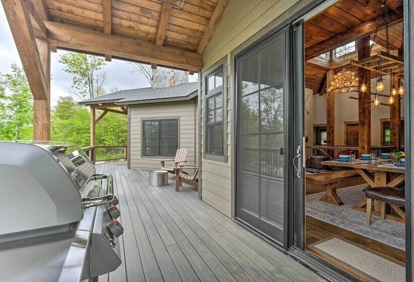 Elegant Mtn Chalet W/ Deck: 1 Mi To Mt Snow!