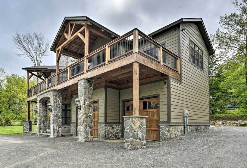 Elegant Mtn Chalet W/ Deck: 1 Mi To Mt Snow!