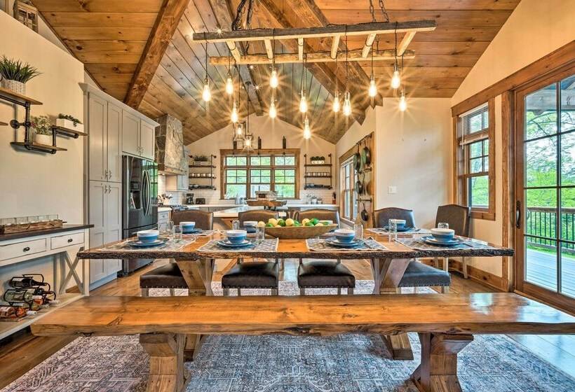 Elegant Mtn Chalet W/ Deck: 1 Mi To Mt Snow!