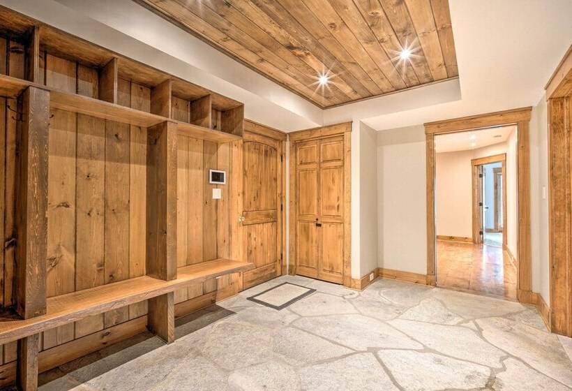 Elegant Mtn Chalet W/ Deck: 1 Mi To Mt Snow!