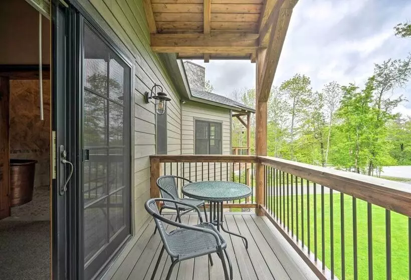 Elegant Mtn Chalet W/ Deck: 1 Mi To Mt Snow!