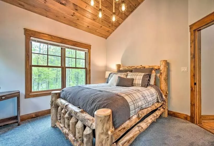 Elegant Mtn Chalet W/ Deck: 1 Mi To Mt Snow!