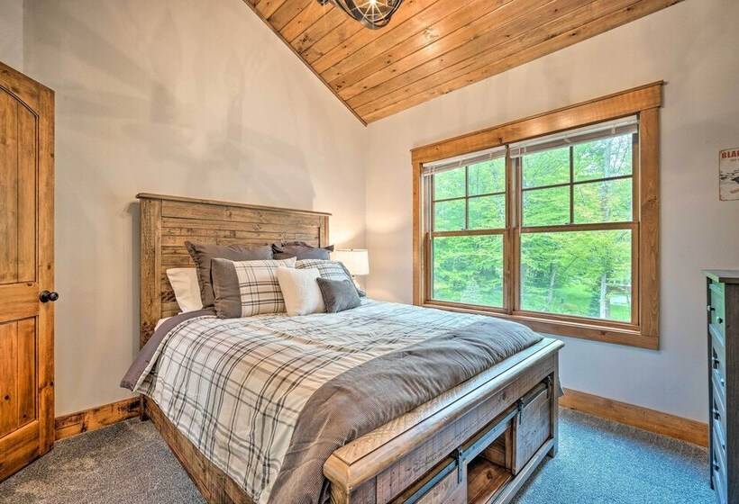 Elegant Mtn Chalet W/ Deck: 1 Mi To Mt Snow!