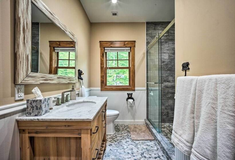 Elegant Mtn Chalet W/ Deck: 1 Mi To Mt Snow!