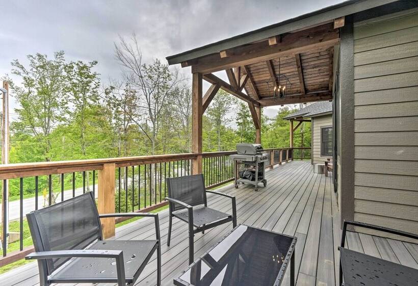 Elegant Mtn Chalet W/ Deck: 1 Mi To Mt Snow!