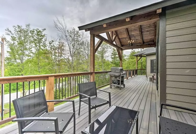Elegant Mtn Chalet W/ Deck: 1 Mi To Mt Snow!