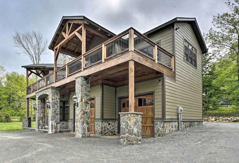 Elegant Mtn Chalet W/ Deck: 1 Mi To Mt Snow!