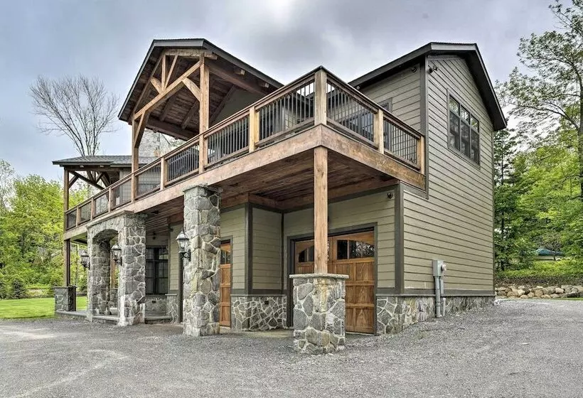 Elegant Mtn Chalet W/ Deck: 1 Mi To Mt Snow!