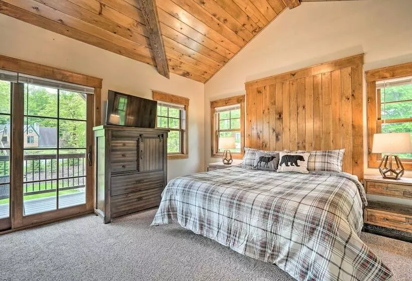 Elegant Mtn Chalet W/ Deck: 1 Mi To Mt Snow!