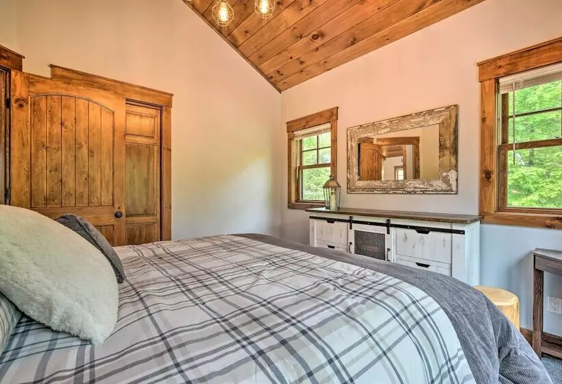 Elegant Mtn Chalet W/ Deck: 1 Mi To Mt Snow!