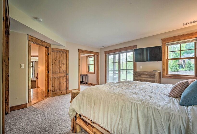 Elegant Mtn Chalet W/ Deck: 1 Mi To Mt Snow!