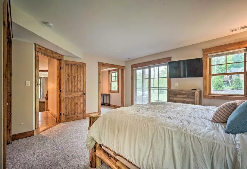 Elegant Mtn Chalet W/ Deck: 1 Mi To Mt Snow!