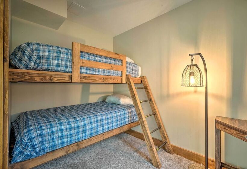 Elegant Mtn Chalet W/ Deck: 1 Mi To Mt Snow!