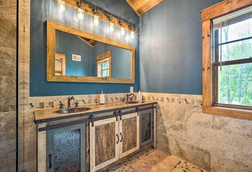 Elegant Mtn Chalet W/ Deck: 1 Mi To Mt Snow!