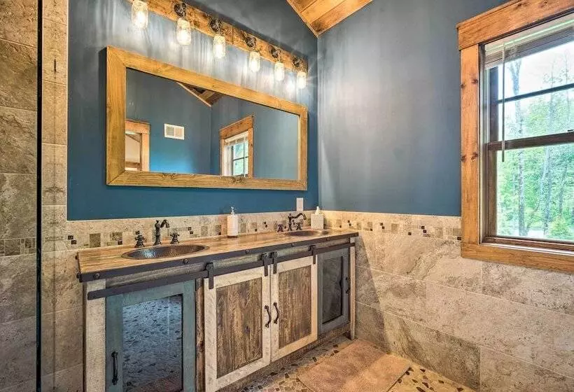 Elegant Mtn Chalet W/ Deck: 1 Mi To Mt Snow!