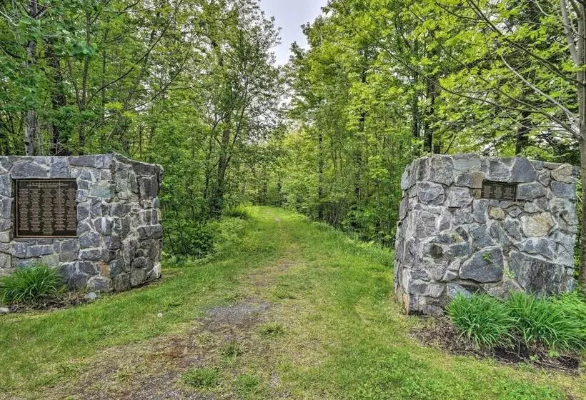 Elegant Mtn Chalet W/ Deck: 1 Mi To Mt Snow!