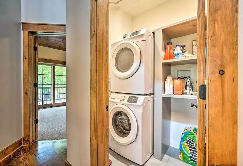 Elegant Mtn Chalet W/ Deck: 1 Mi To Mt Snow!