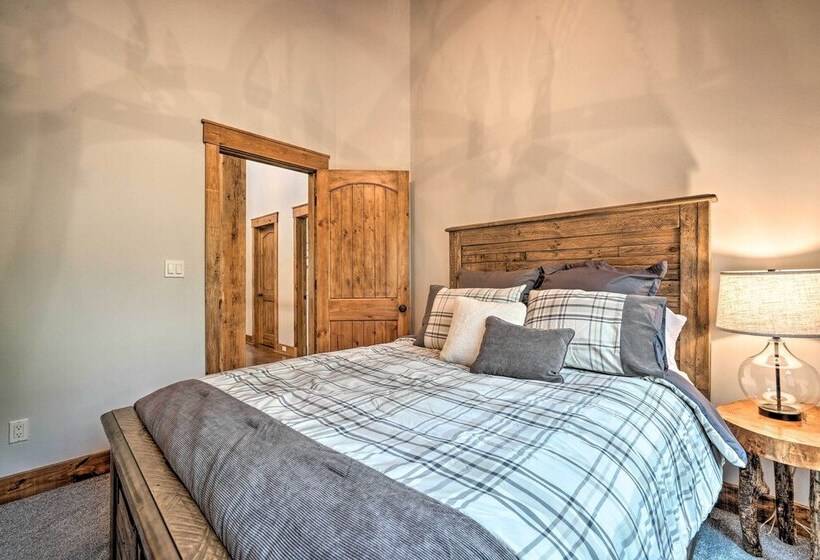 Elegant Mtn Chalet W/ Deck: 1 Mi To Mt Snow!