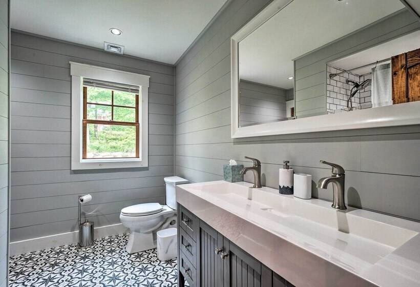 Elegant Mtn Chalet W/ Deck: 1 Mi To Mt Snow!