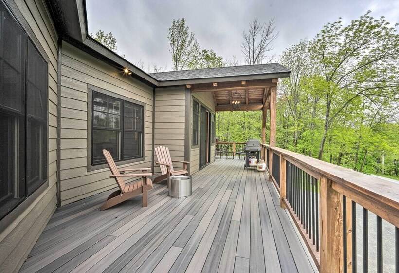 Elegant Mtn Chalet W/ Deck: 1 Mi To Mt Snow!