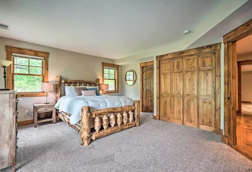 Elegant Mtn Chalet W/ Deck: 1 Mi To Mt Snow!