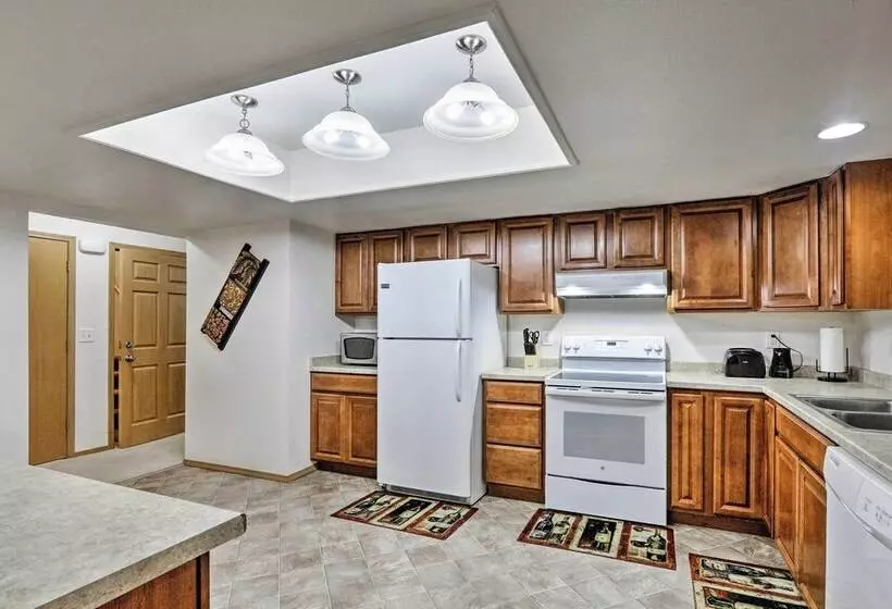 Fairbanks Alaskan Abode ~ 1 Mile To Pioneer Park!