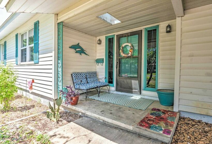 Walk To Beach: Fort Walton Coastal Retreat