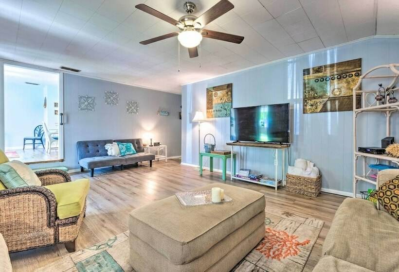 Walk To Beach: Fort Walton Coastal Retreat