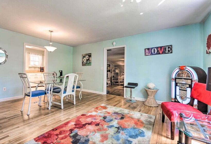 Walk To Beach: Fort Walton Coastal Retreat